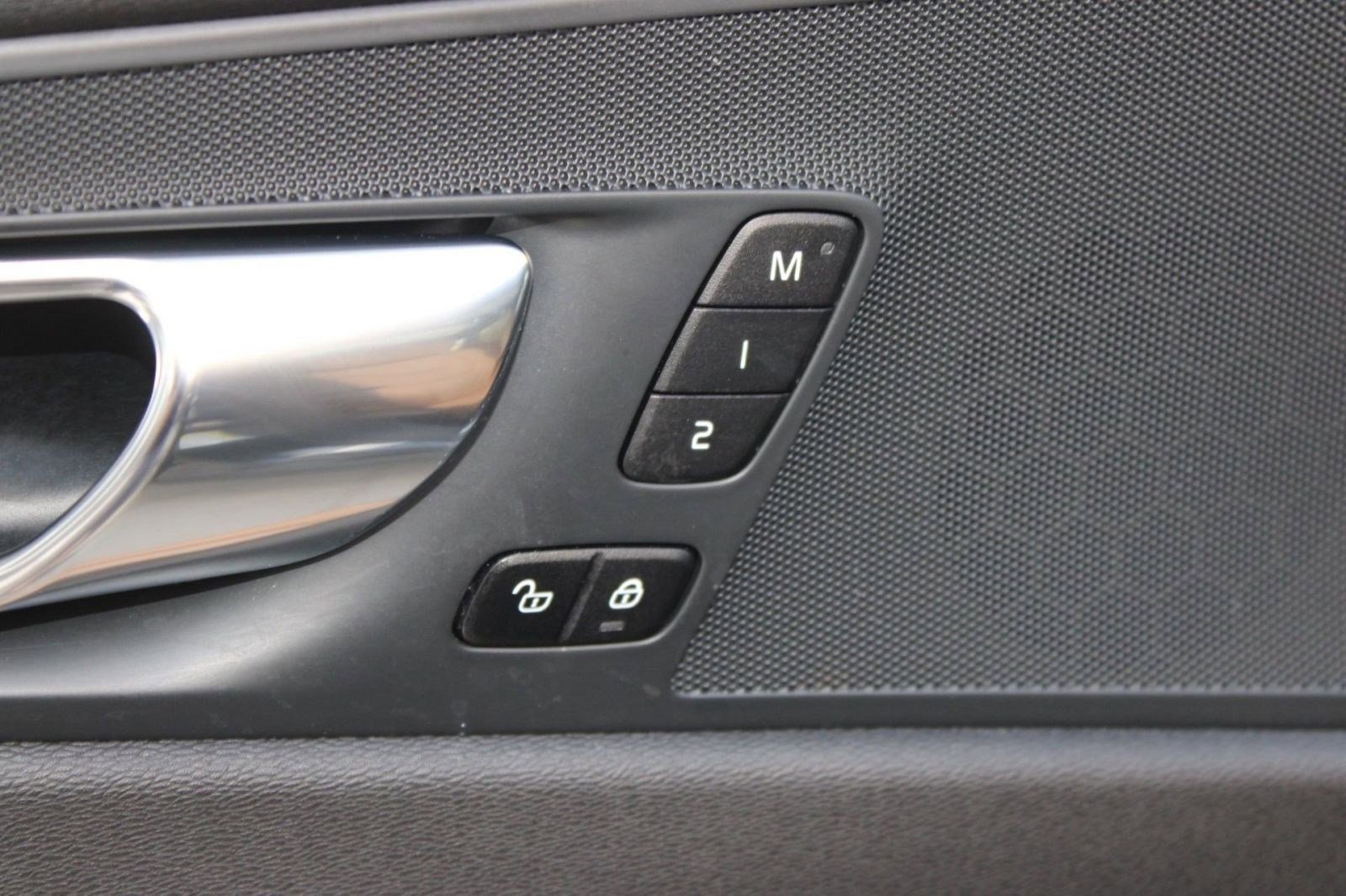 Used 2020 Volvo XC60 T5 Momentum w/ Protection Package Premier image 13