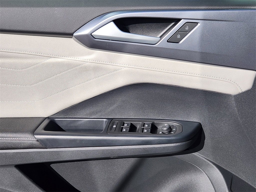 New 2026 Volkswagen Taos SEL image 3