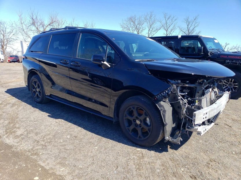 Used 2025 Toyota Sienna XLE Woodland Edition image 1