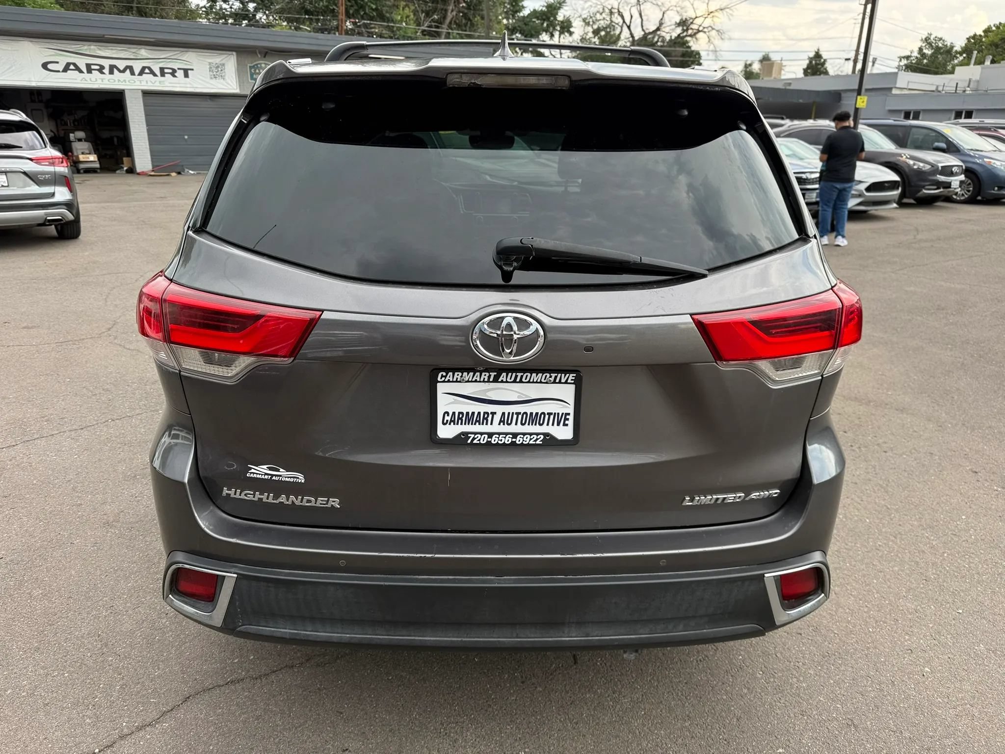 Used 2018 Toyota Highlander Limited w/ Carpet Mat Package (TMS) AWD/4WD image 8