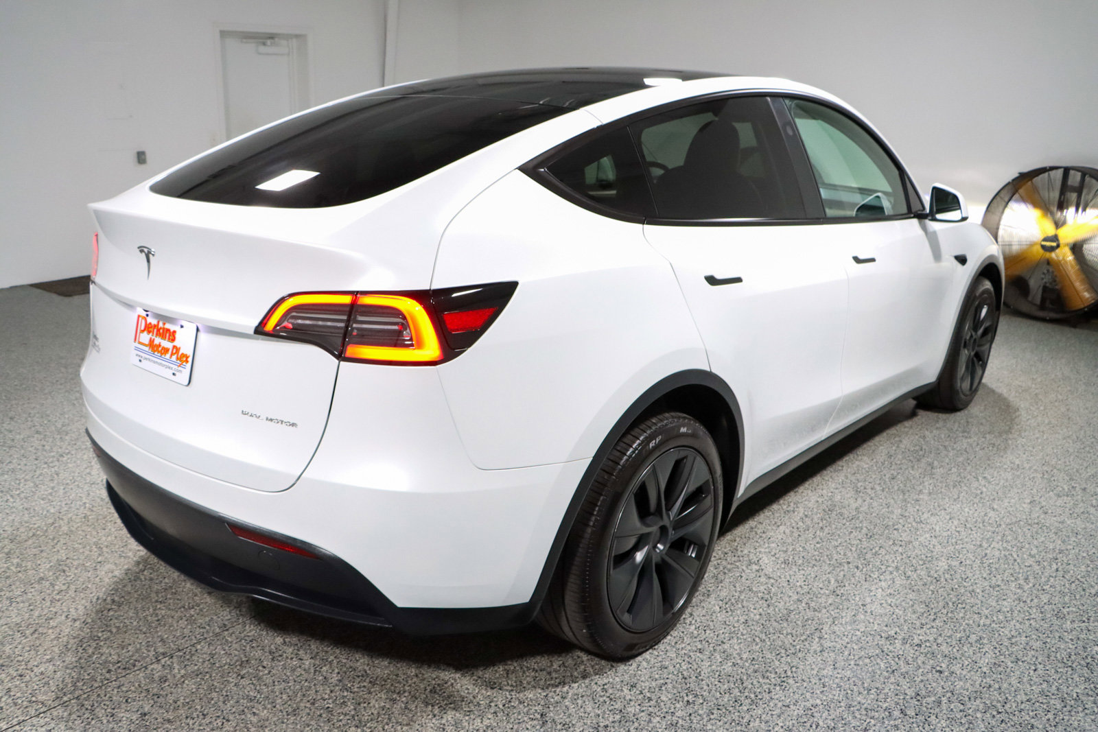 Used 2024 Tesla Model Y Long Range AWD/4WD image 7