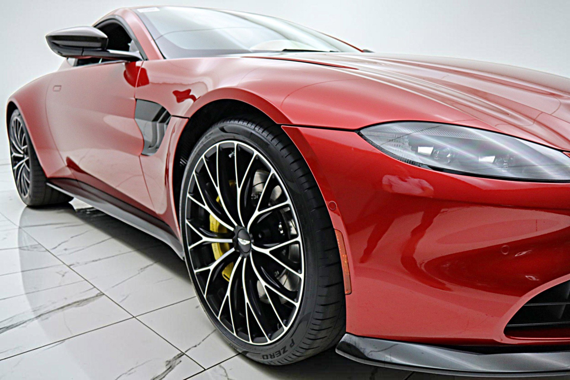 Used 2023 Aston Martin V8 Vantage Coupe RWD image 9
