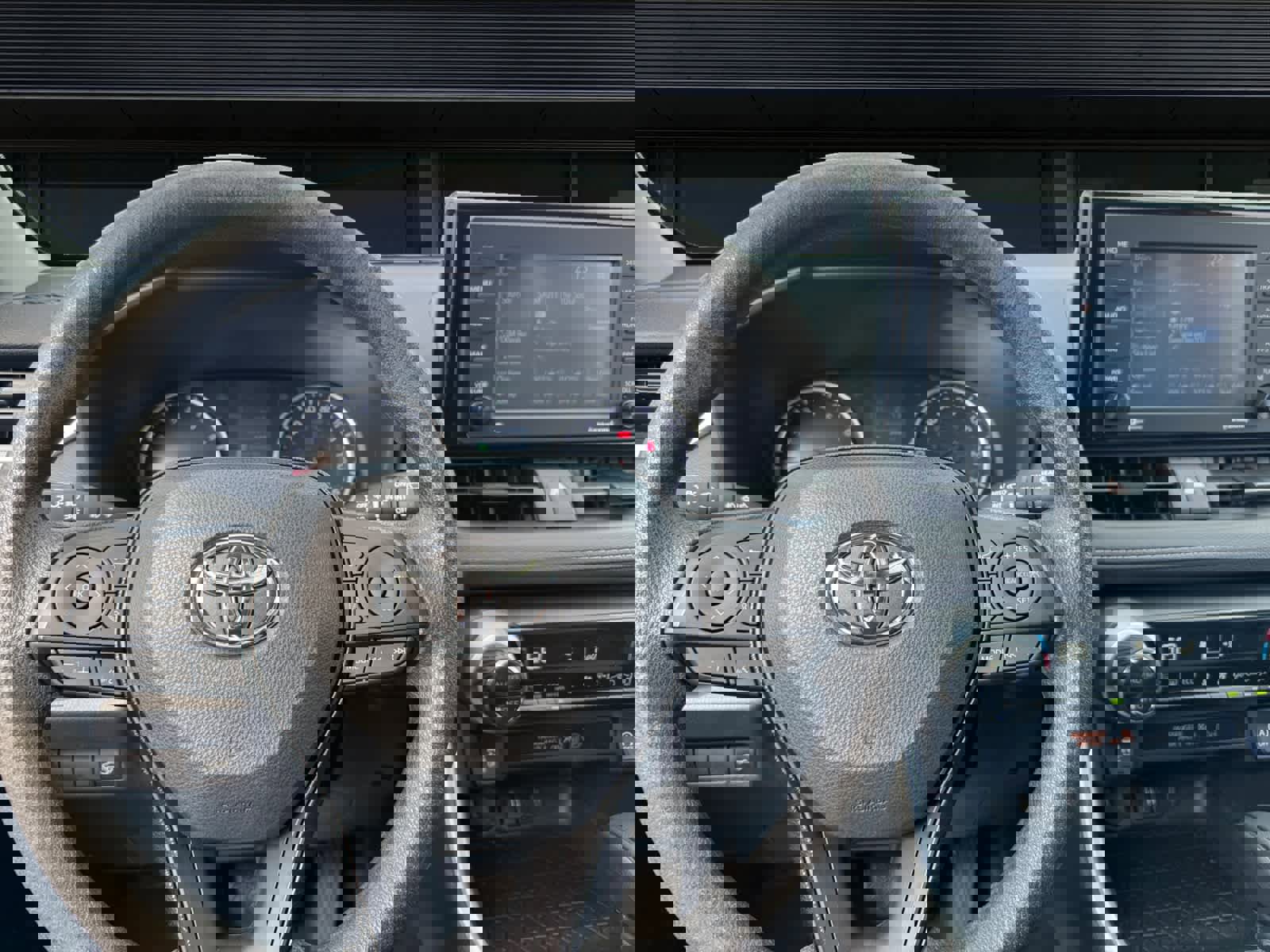 Used 2020 Toyota RAV4 XLE w/ Convenience Package image 4