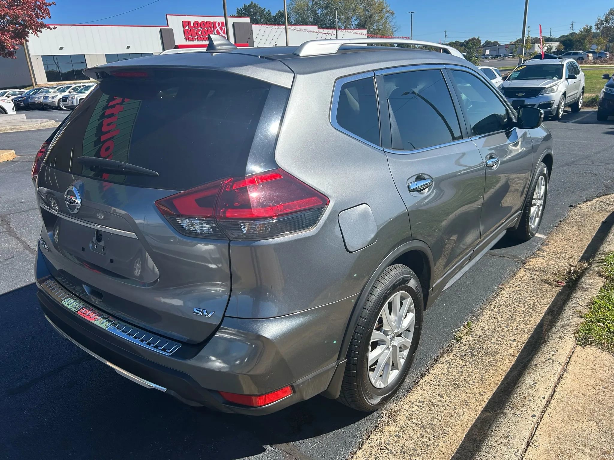 Used 2018 Nissan Rogue SV image 7