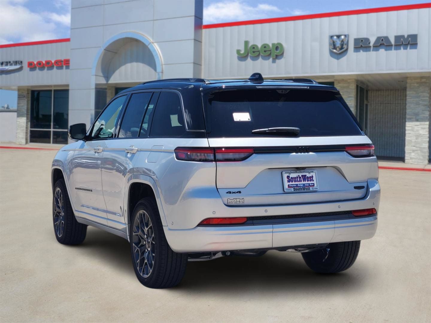 New 2026 Jeep Grand Cherokee Summit w/ Obsidian Package AWD/4WD image 4