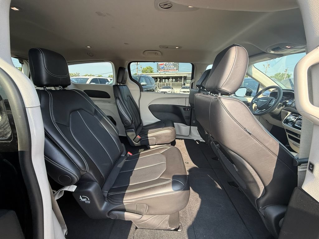 Used 2024 Chrysler Pacifica Touring-L FWD image 19