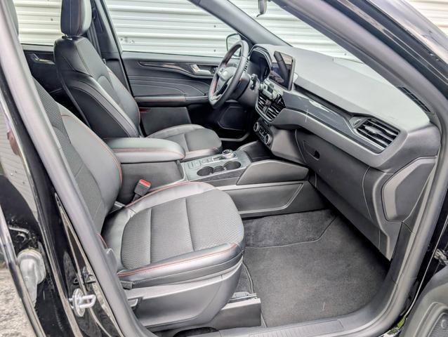 Used 2025 Ford Escape ST-Line w/ Cold Weather Package FWD image 24