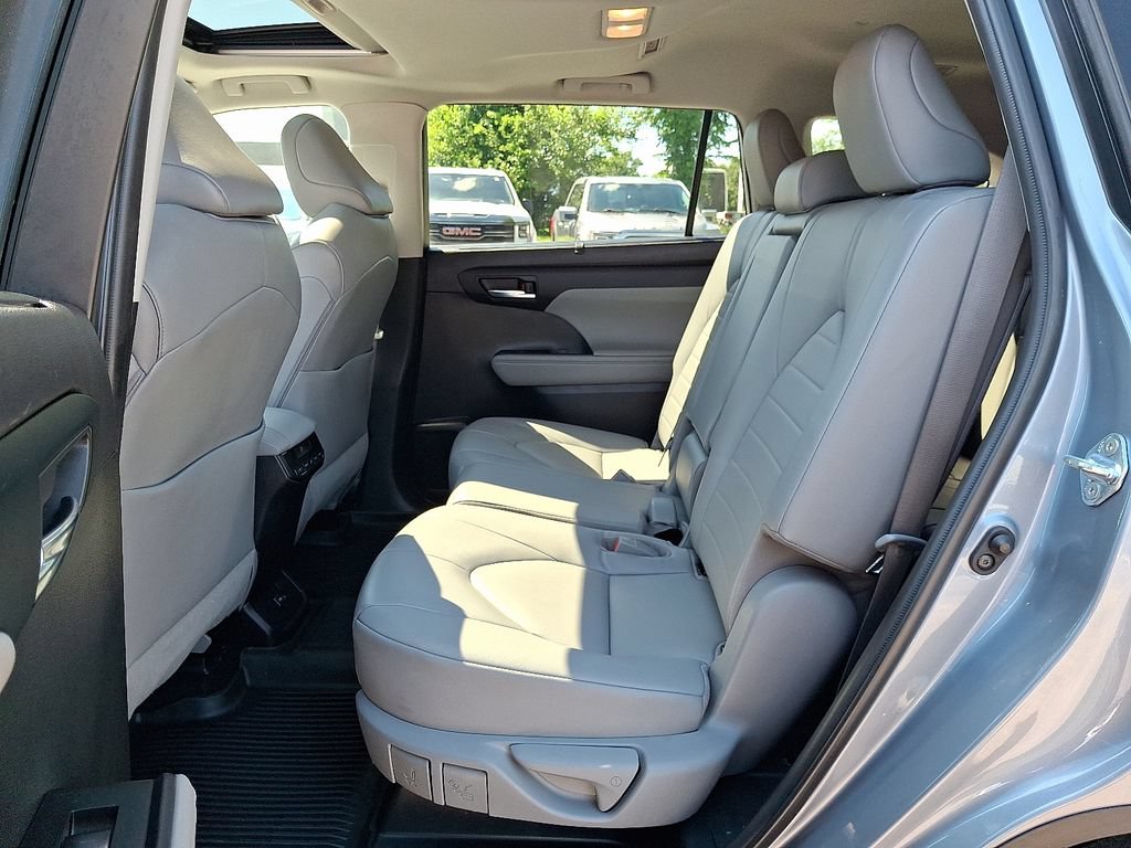 Used 2022 Toyota Highlander XLE AWD/4WD image 11