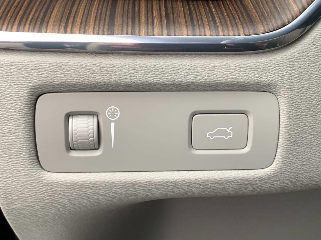 Used 2021 Volvo XC60 T6 Momentum w/ Premium Package image 14