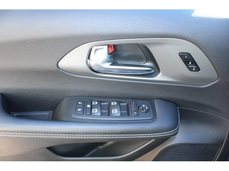 Used 2025 Chrysler Pacifica Select image 18