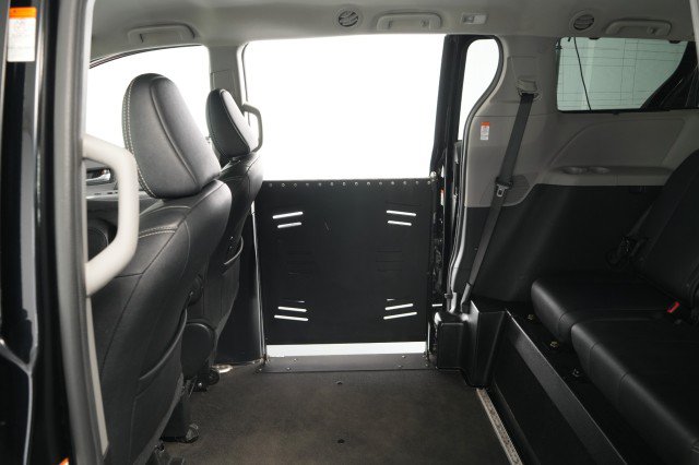 Used 2020 Toyota Sienna SE FWD image 57