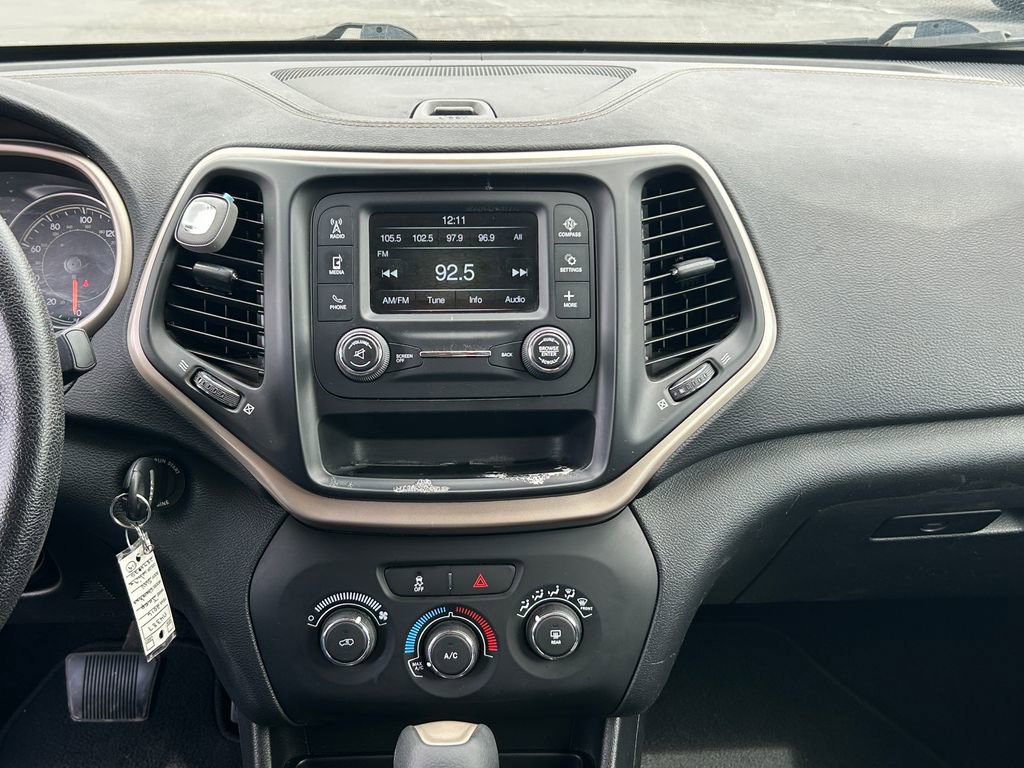 Used 2016 Jeep Cherokee Sport FWD image 14