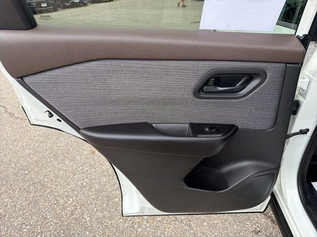 Used 2023 Nissan Rogue S FWD image 11