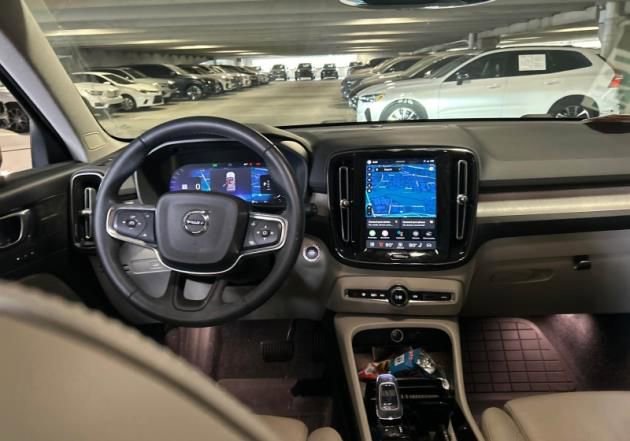 Used 2023 Volvo XC40 B5 Ultimate w/ Climate Package image 3