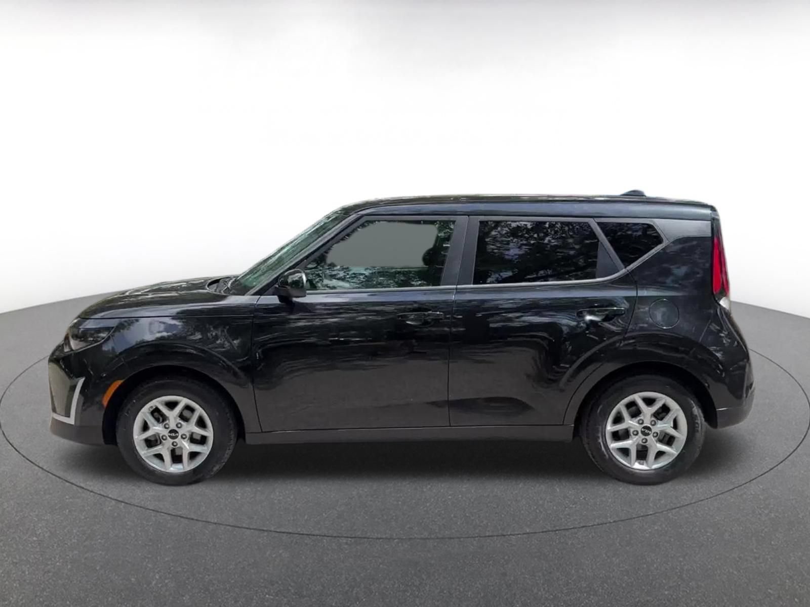 Used 2025 Kia Soul LX w/ LX Technology Package FWD image 8