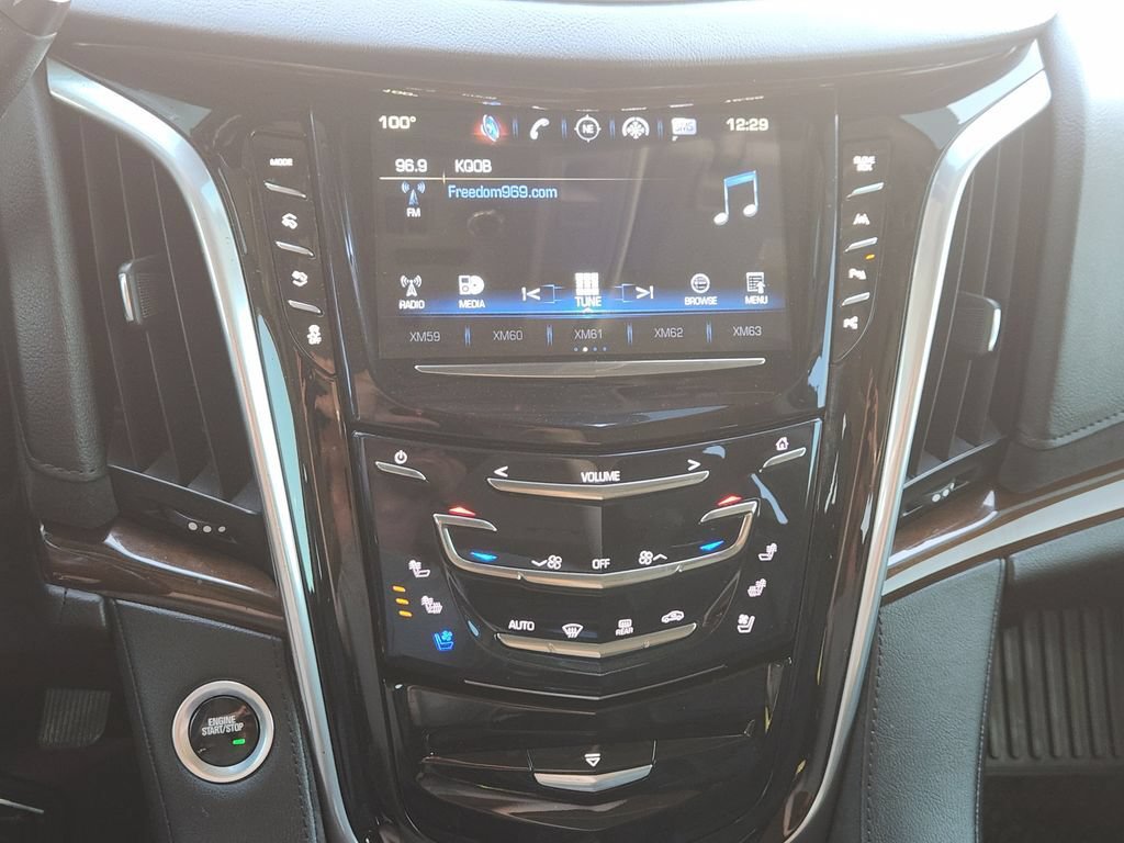 Used 2020 Cadillac Escalade Luxury w/ Escalade Sport Edition AWD/4WD image 21