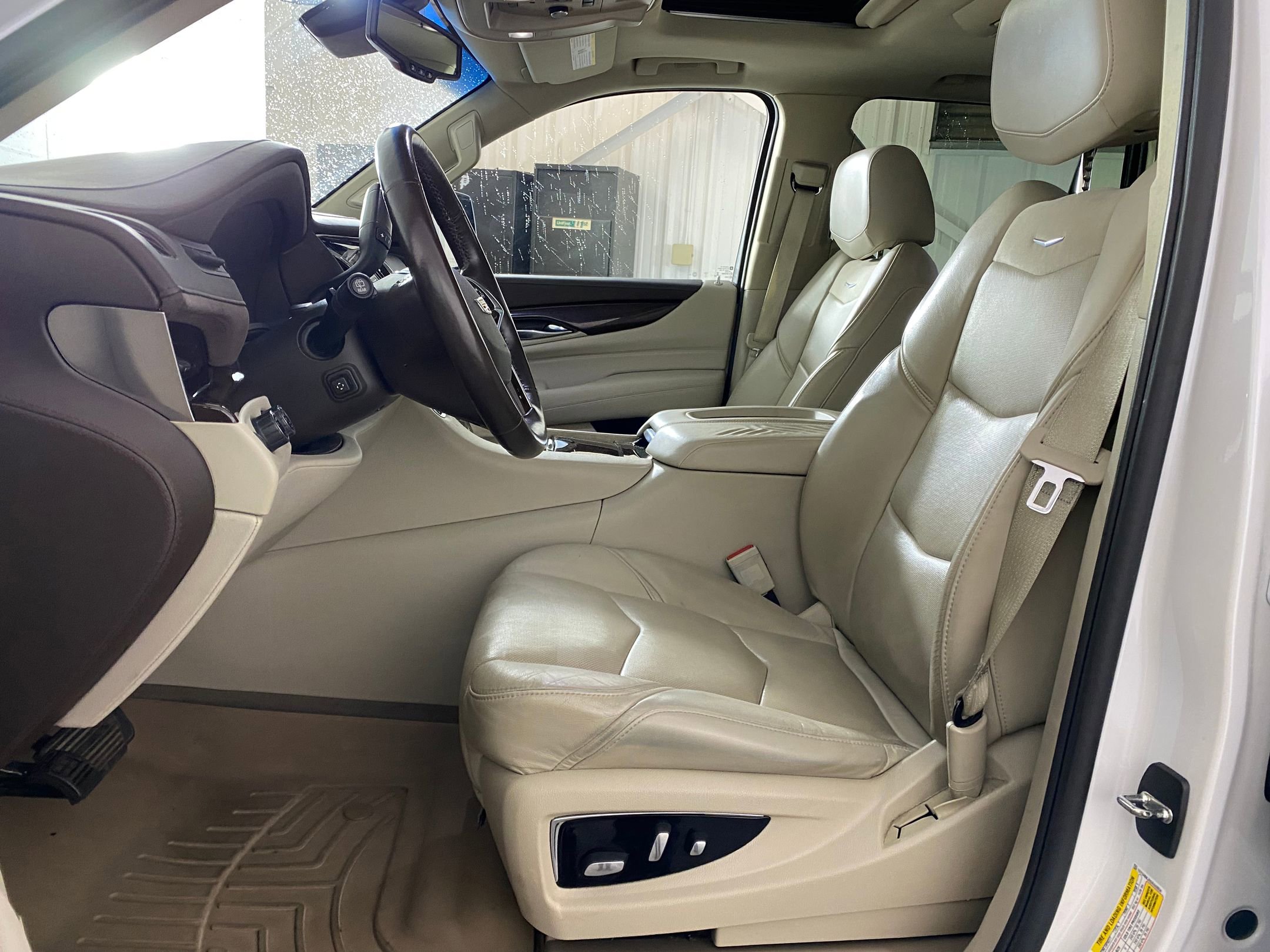 Used 2016 Cadillac Escalade Luxury image 4