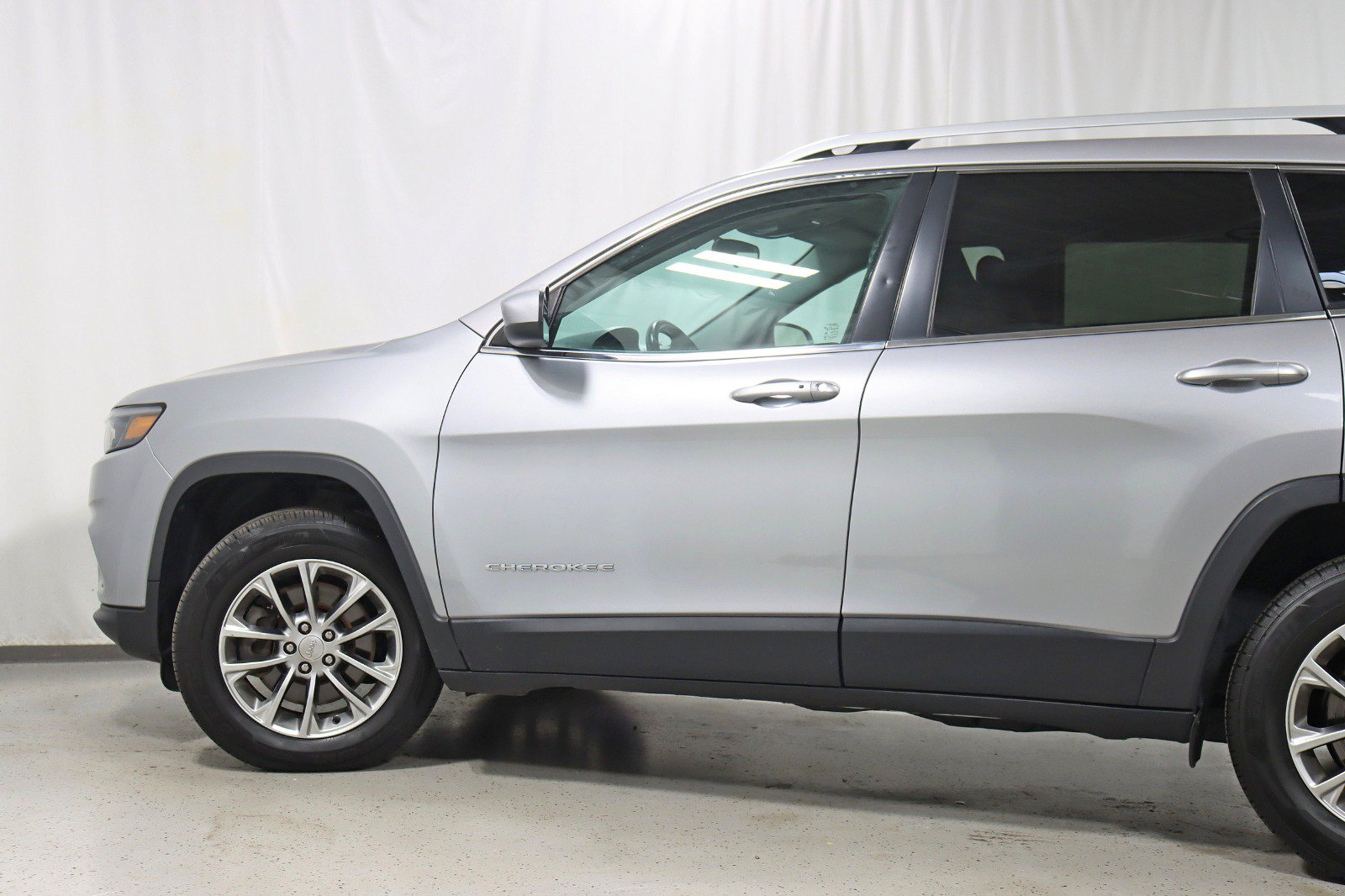Used 2019 Jeep Cherokee Latitude Plus w/ Cold Weather Group AWD/4WD image 11
