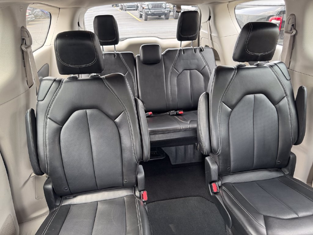 Used 2024 Chrysler Pacifica Touring-L FWD image 15