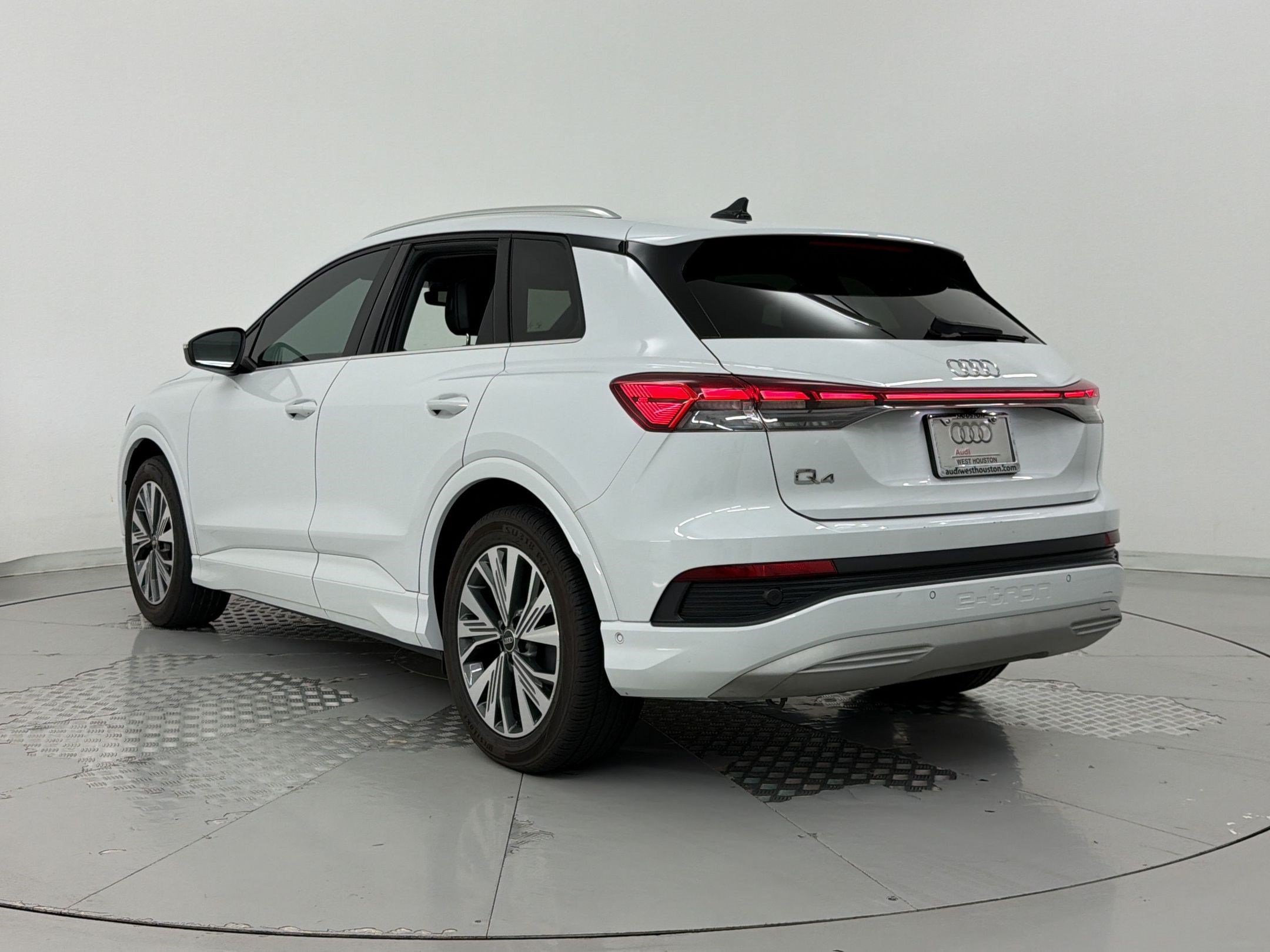 Used 2023 Audi Q4 e-tron Premium Plus w/ Premium Plus RWD image 3