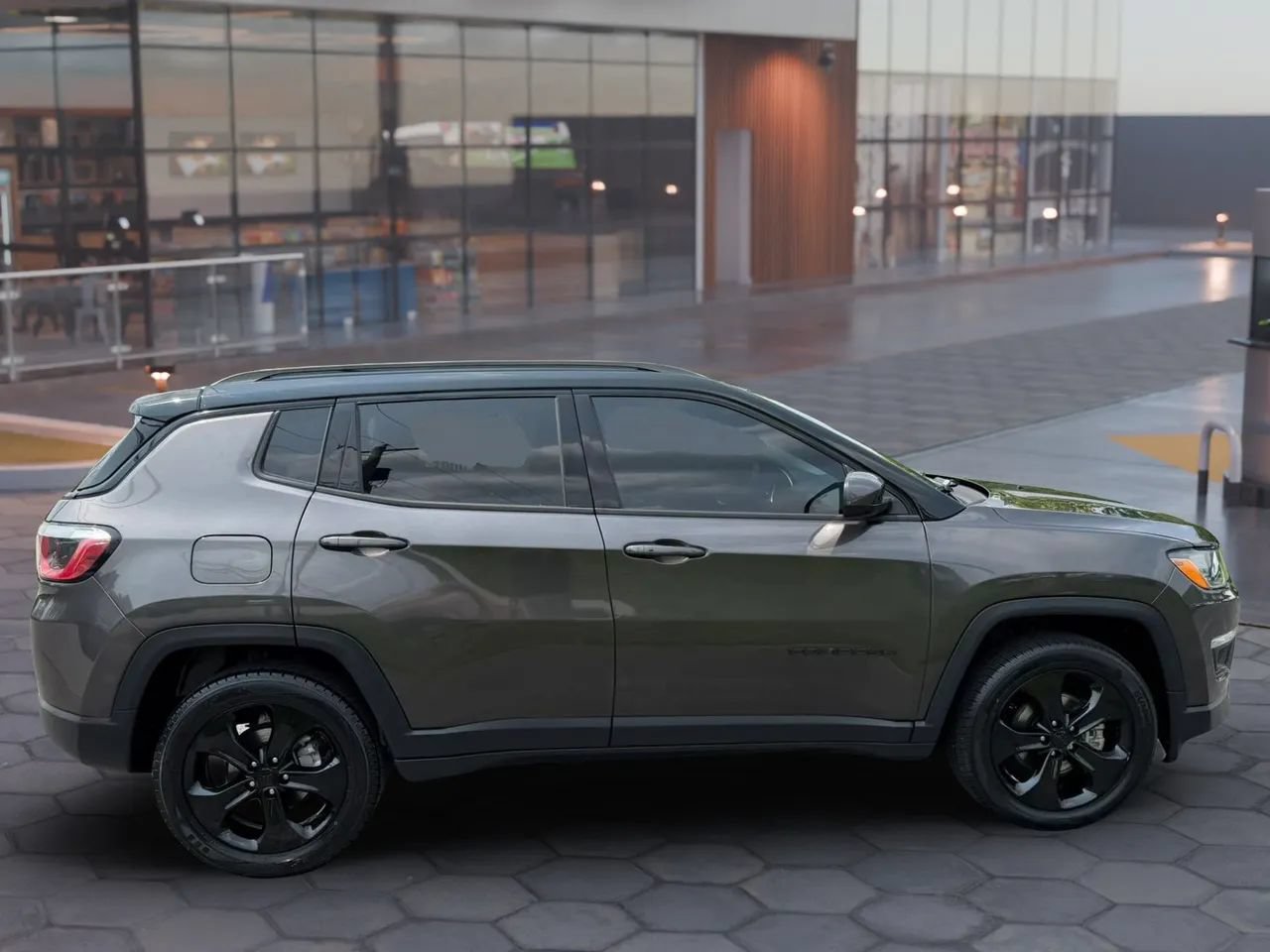Used 2019 Jeep Compass Latitude AWD/4WD image 4