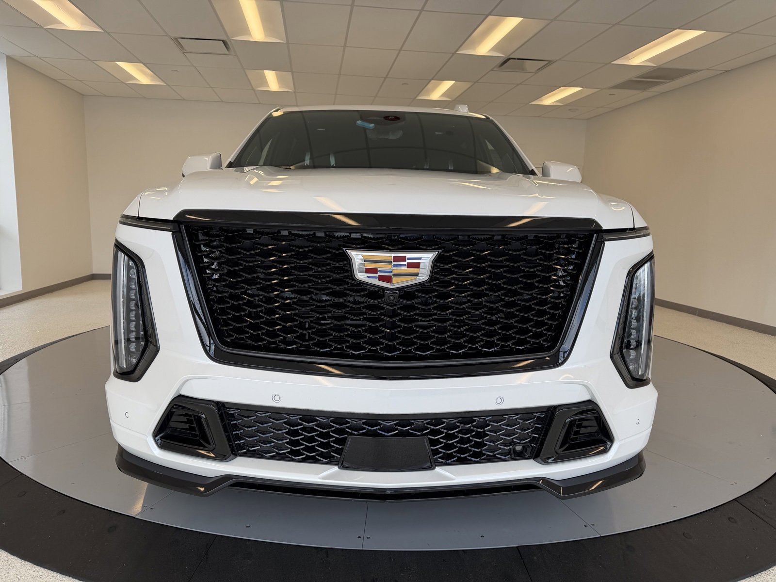 Used 2025 Cadillac Escalade ESV V image 2