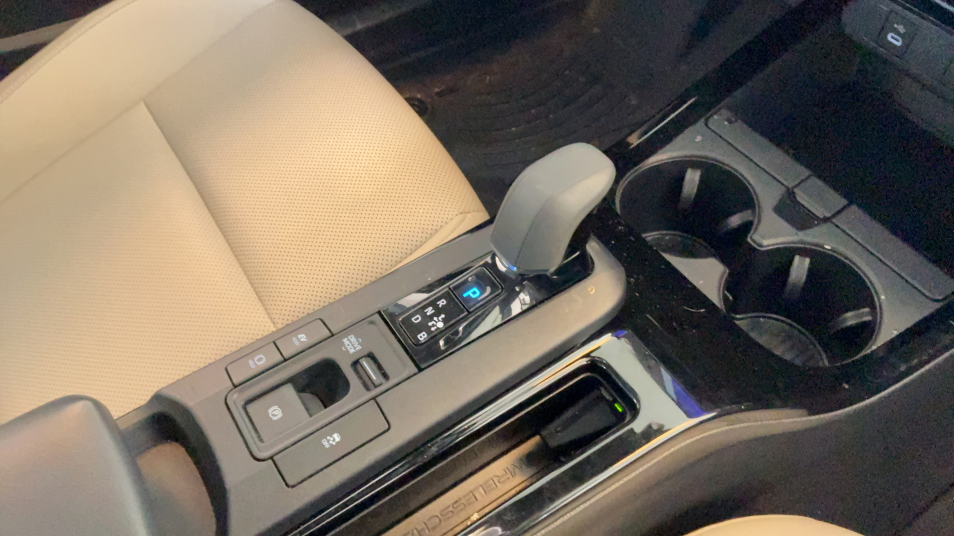 Used 2024 Toyota Prius XLE FWD image 37