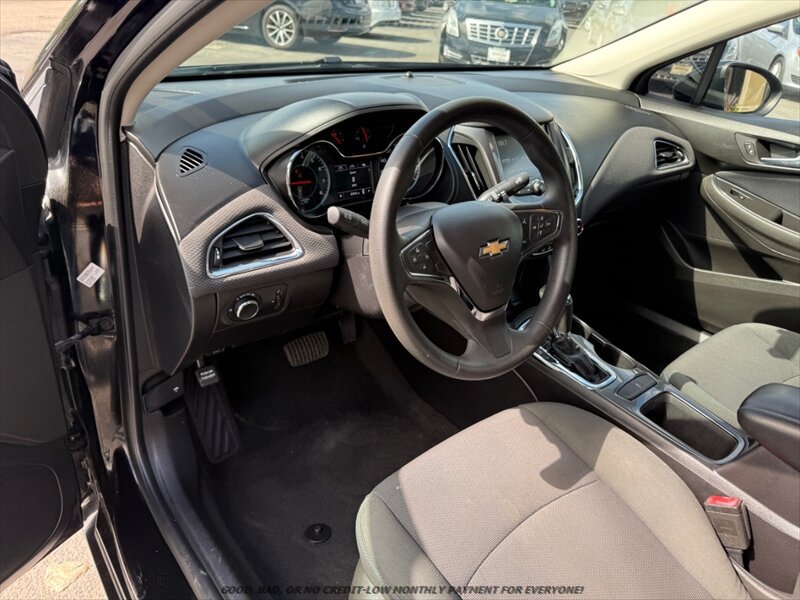 Used 2017 Chevrolet Cruze LT FWD image 10