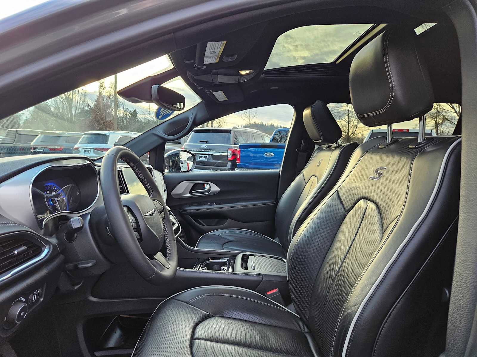 Used 2025 Chrysler Pacifica Limited image 23