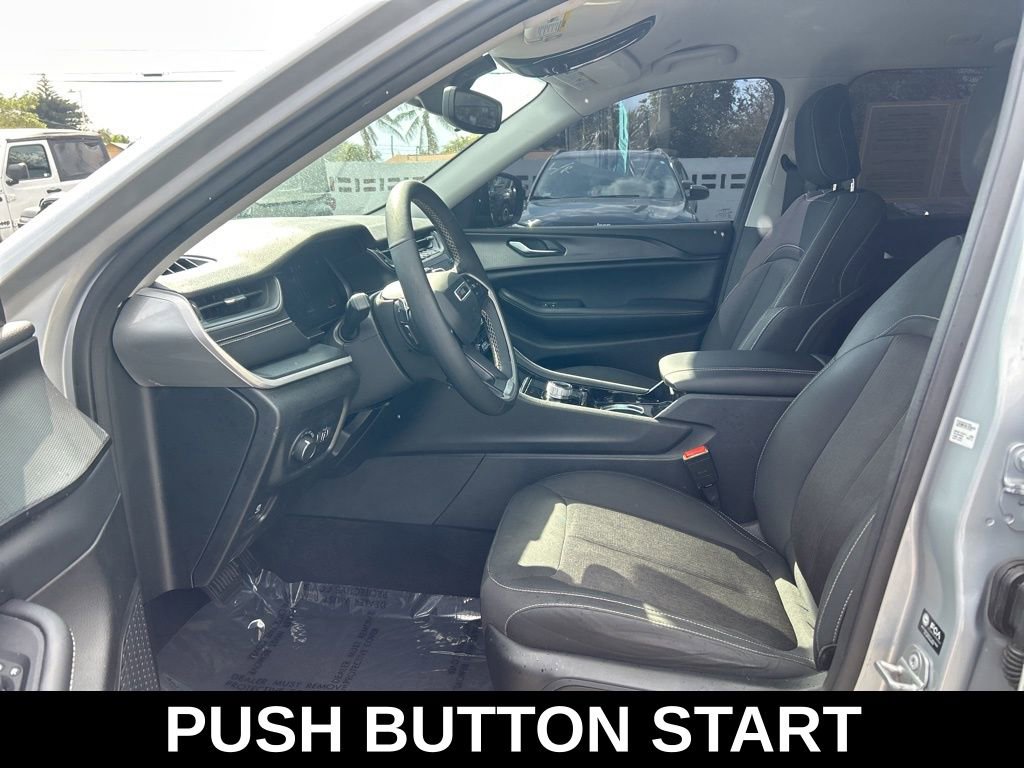 Used 2023 Jeep Grand Cherokee Laredo w/ Luxury Tech Group I image 10