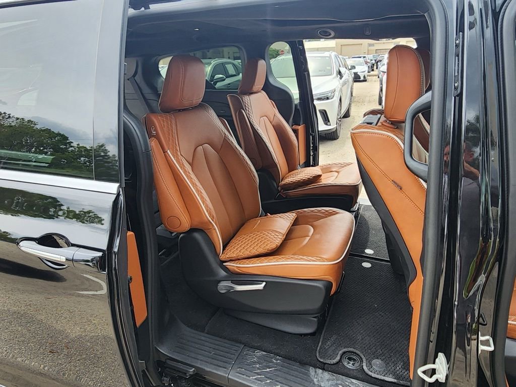 Used 2024 Chrysler Pacifica Pinnacle w/ Trailer Tow Group FWD image 21