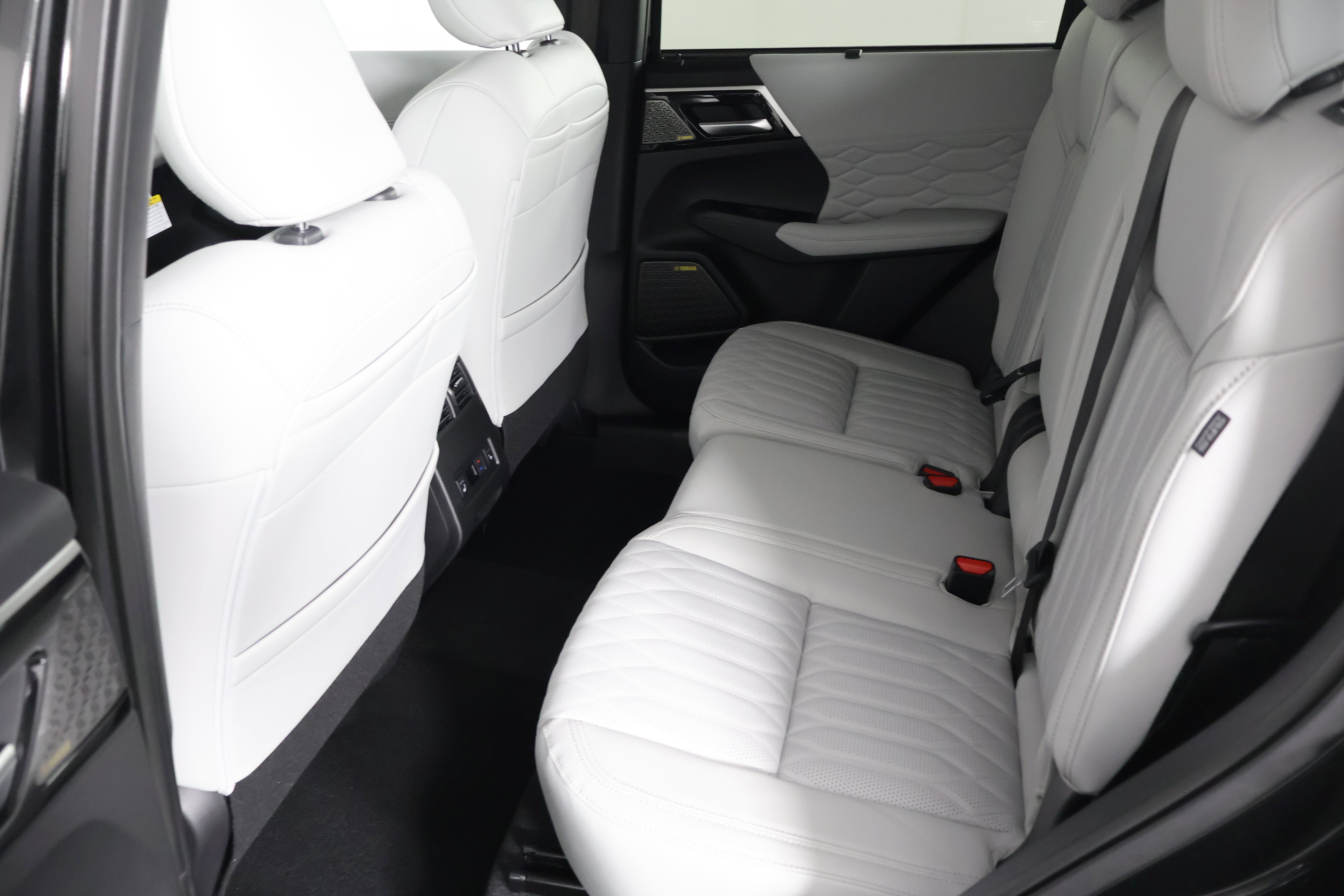 New 2025 Mitsubishi Outlander AWD image 15