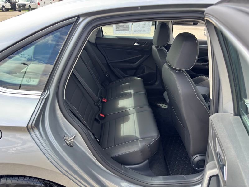 Used 2024 Volkswagen Jetta SE image 31