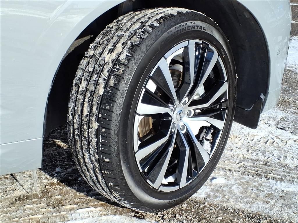 Used 2025 Volvo XC60 B5 Plus image 5