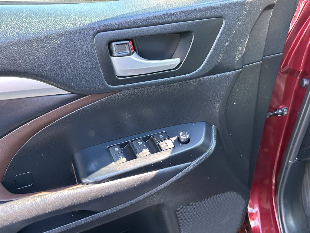 Used 2019 Toyota Highlander XLE FWD image 3