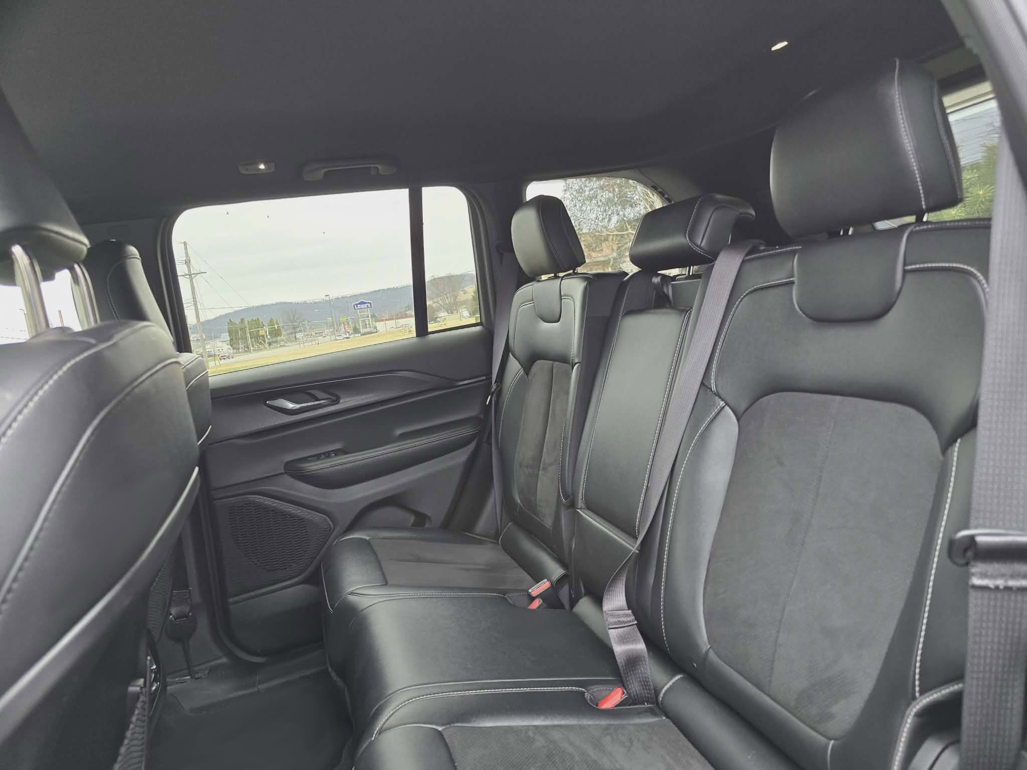 Used 2025 Jeep Grand Cherokee Altitude image 13