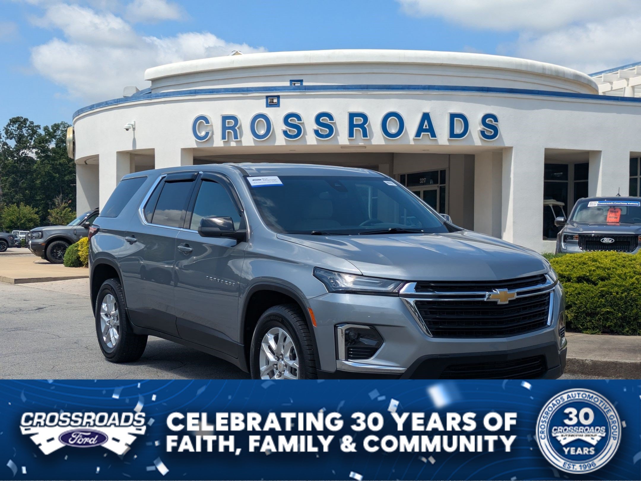 Used 2023 Chevrolet Traverse LS FWD image 1