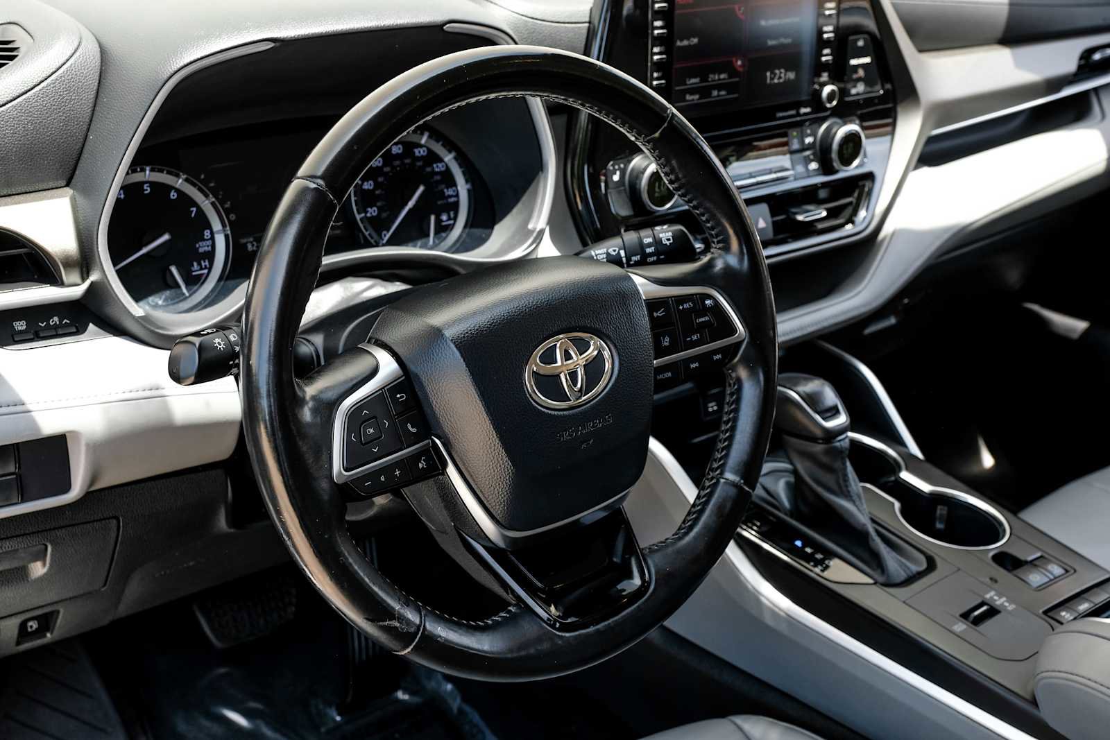 Used 2020 Toyota Highlander XLE FWD image 19