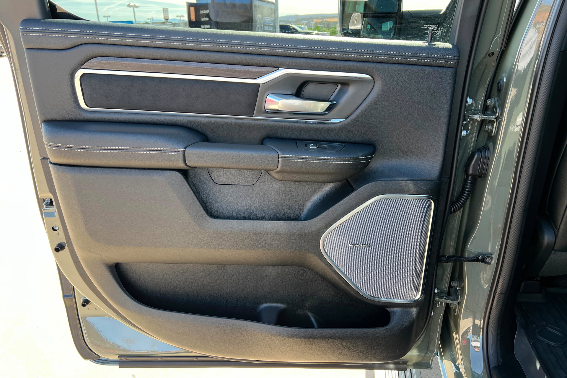 New 2026 RAM 1500 Laramie AWD/4WD image 18