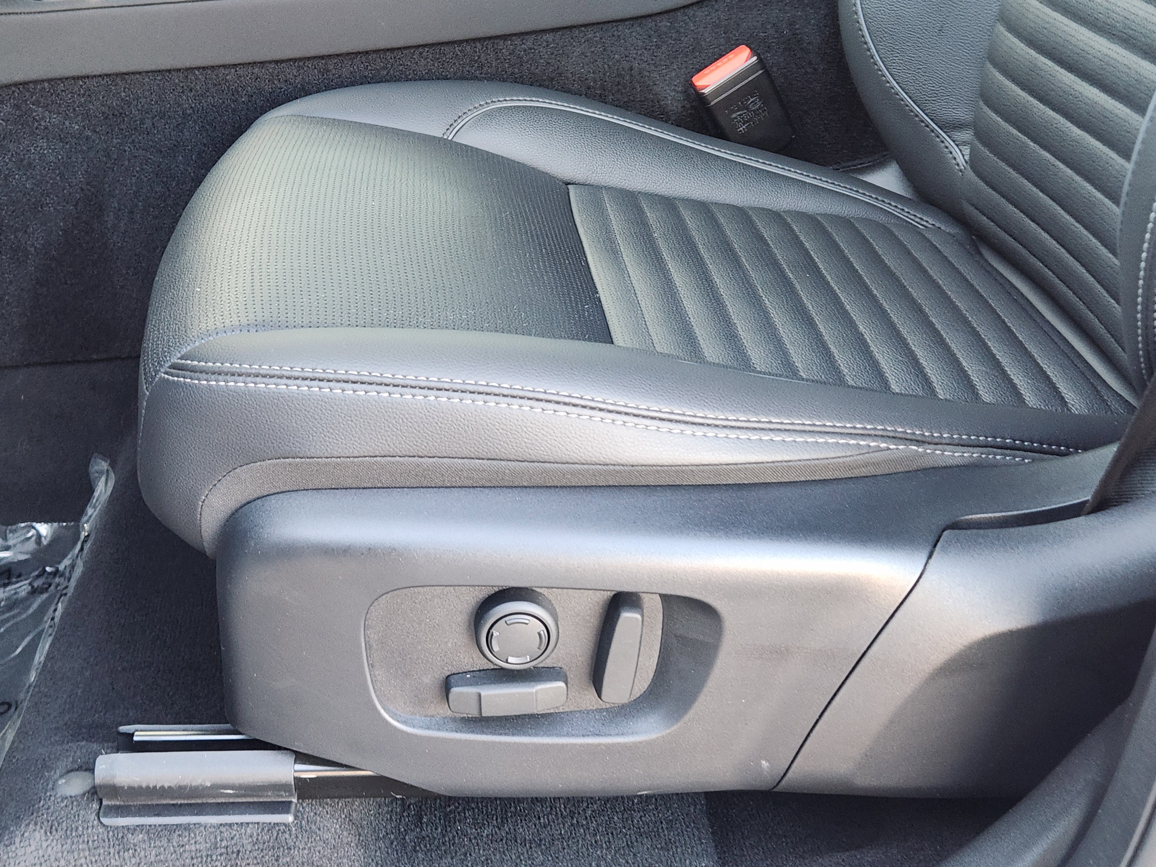 Used 2025 Land Rover Discovery Sport Dynamic SE image 26