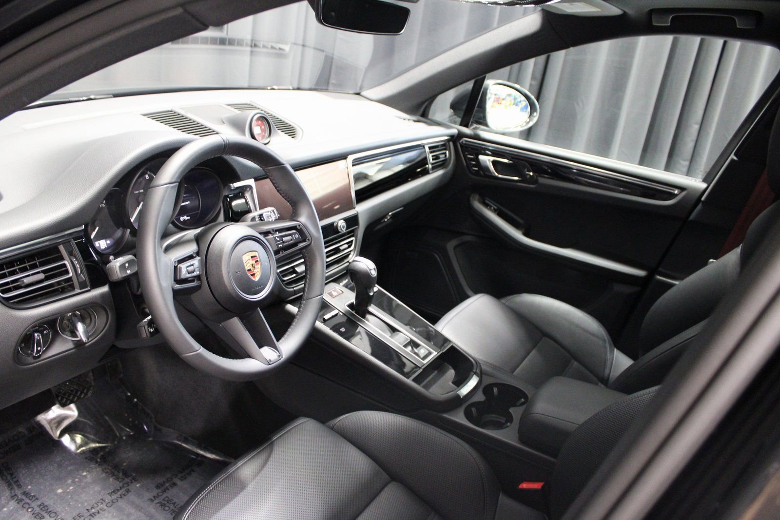 Used 2025 Porsche Macan image 4