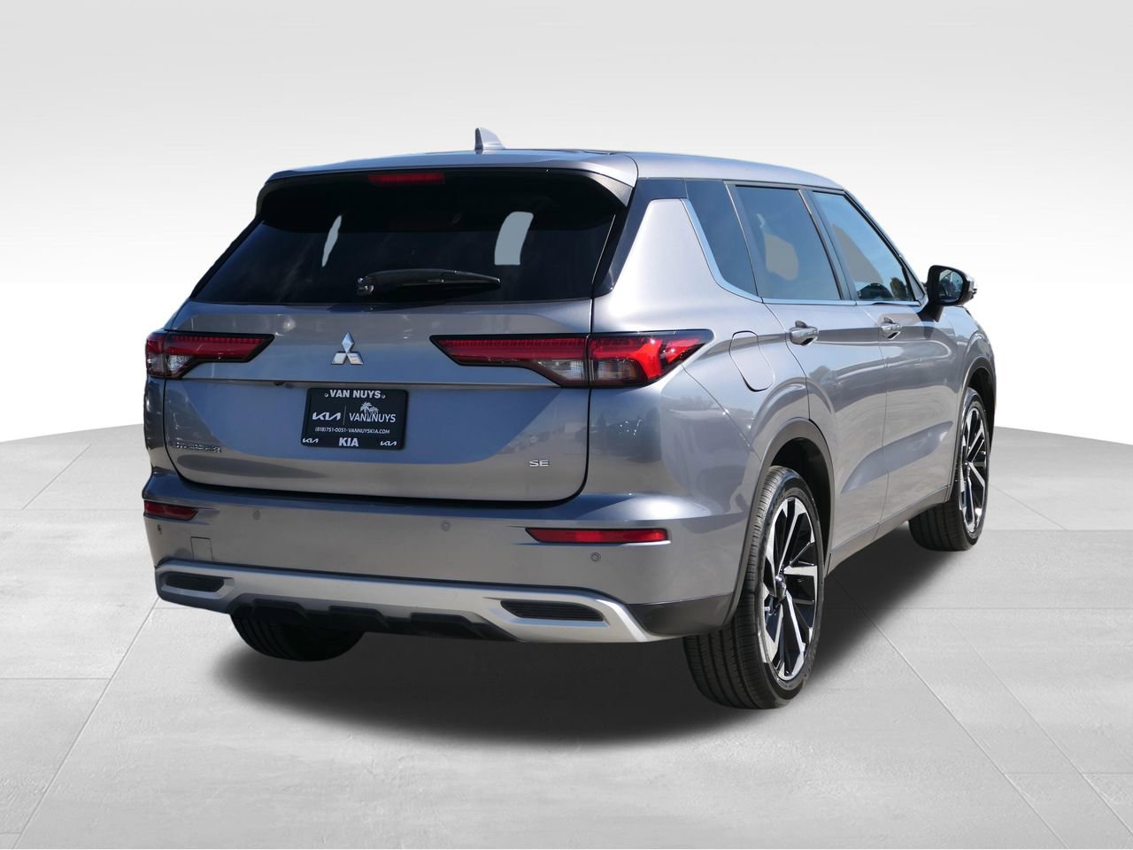 Used 2024 Mitsubishi Outlander SE image 3