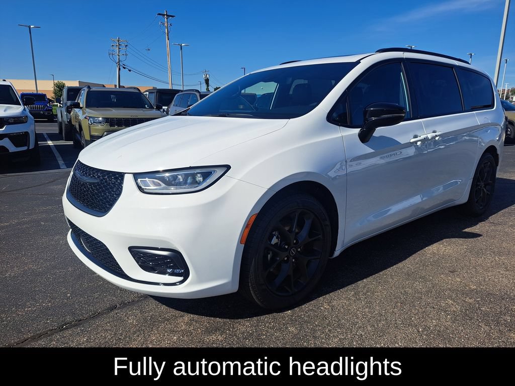 Used 2025 Chrysler Pacifica Limited FWD image 7