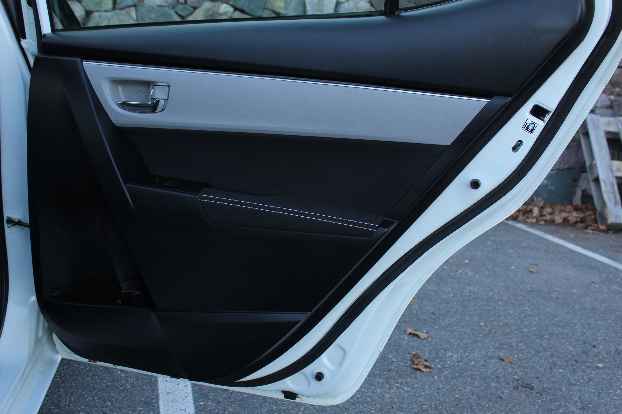 Used 2018 Toyota Corolla LE FWD image 16