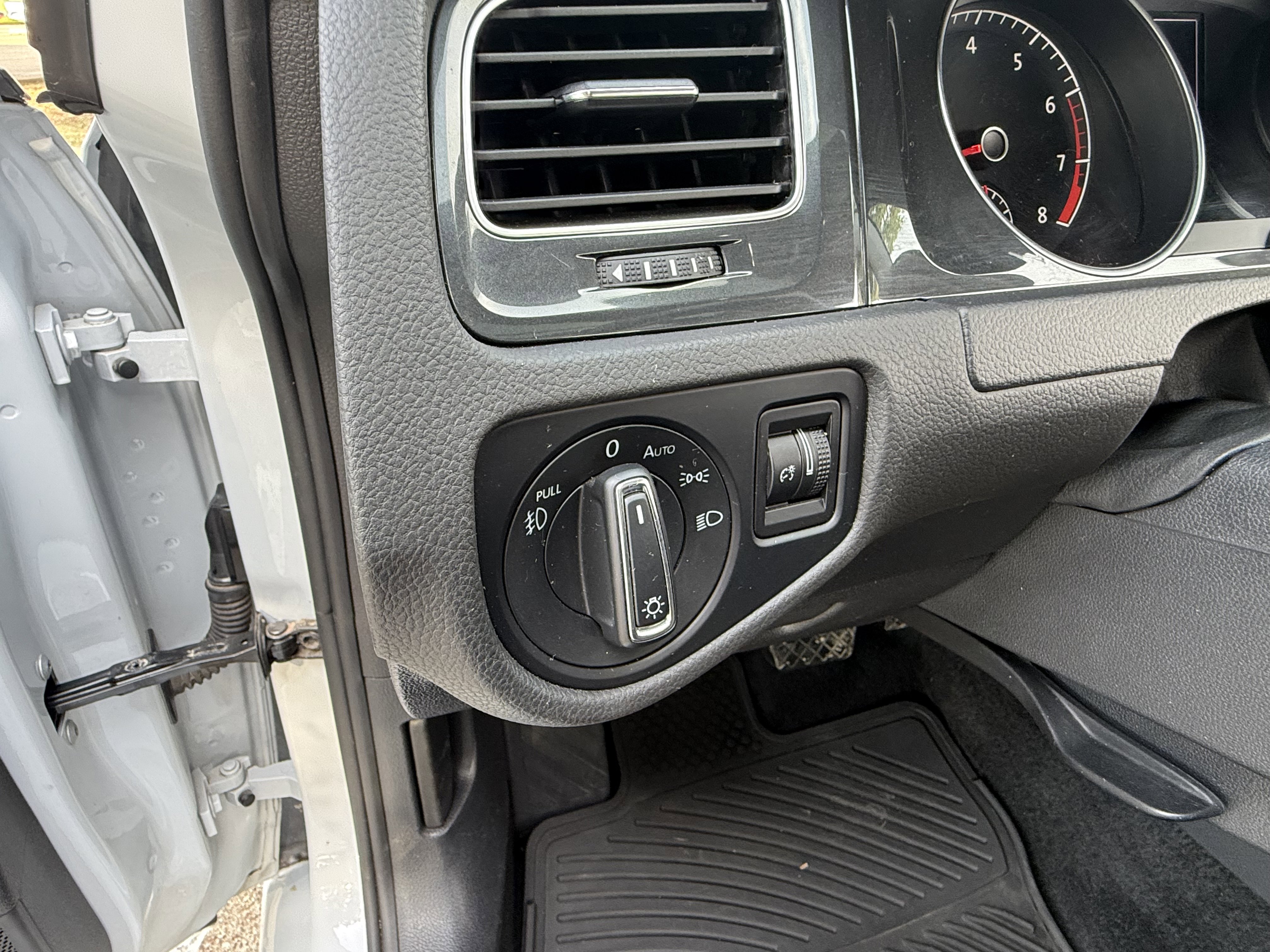 Used 2019 Volkswagen Golf SE image 24