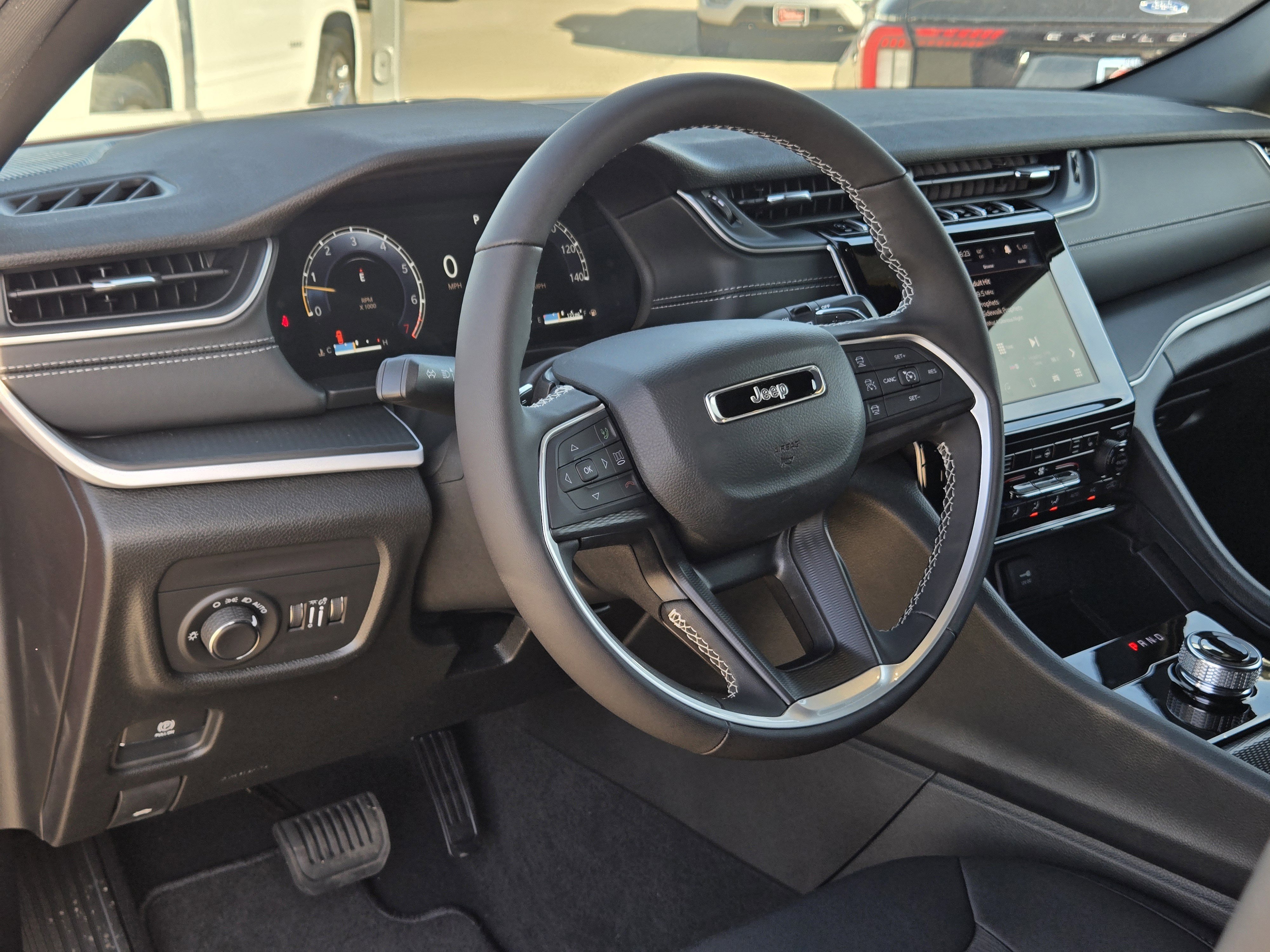 New 2025 Jeep Grand Cherokee Laredo w/ Luxury Tech Group I RWD image 15