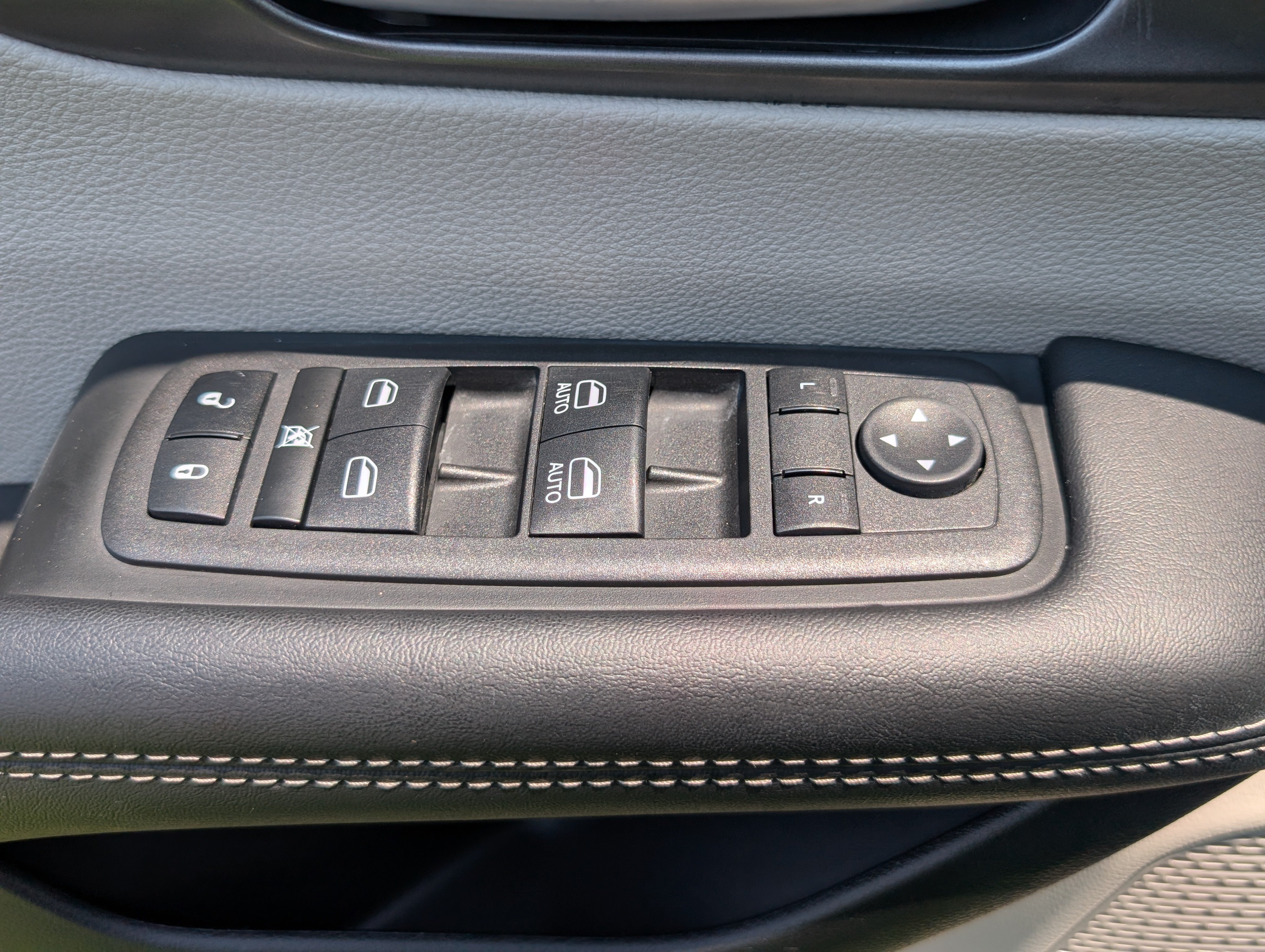 Used 2023 Chrysler Pacifica Touring-L FWD image 19