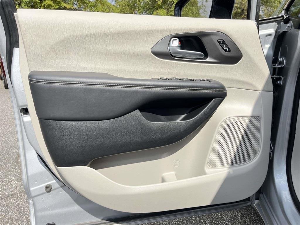 Used 2024 Chrysler Pacifica Touring-L image 10