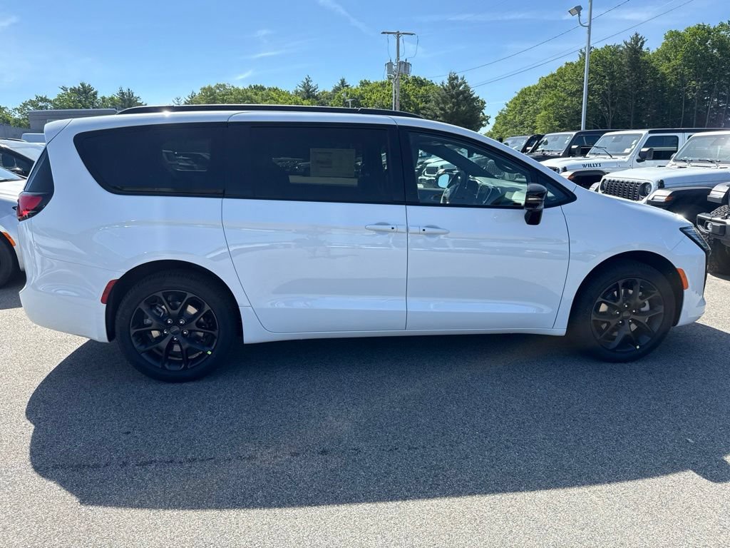 New 2027 Chrysler Pacifica Limited AWD/4WD image 6
