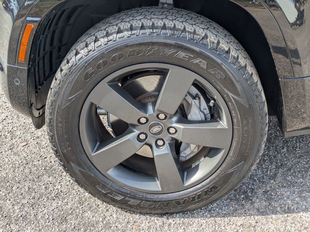 Used 2023 Land Rover Defender 90 X-Dynamic SE image 11